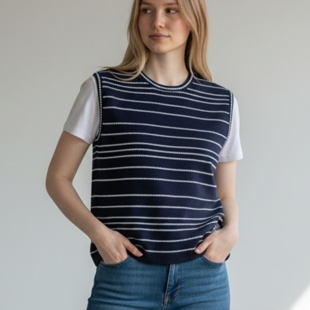 ST. JOHN STRIPE SLEEVELESS SWEATER TOP/VEST IN WHITE/NAVY STRIPE SIZE MEDIUM